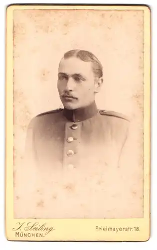 Fotografie J. Seiling, München, Prielmayerstr. 18, Portrait bayrischer Soldat in Uniform