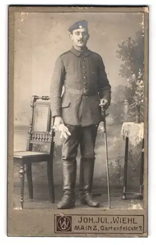 Fotografie Joh. Jul. Wiehl, Mainz, Gartenfeldstr. 7, Portrait Soldat in Feldgrau Uniform mit Degen und Krätzchen