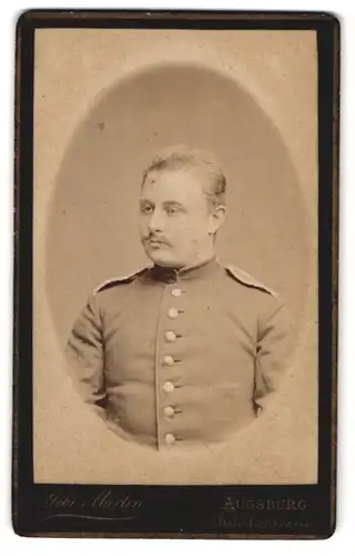 Fotografie Gebr. Martin, Augsburg, Bahnhofstr. dicker Portrait bayrischer Soldat in Uniform mit Schulterklappen