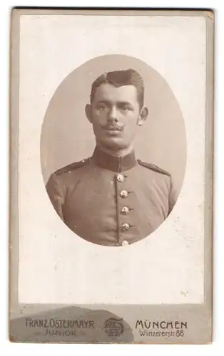 Fotografie Franz Ostermayr, München, Winzerstr. 88, Portrait bayrischer Soldat in Uniform, Kaiser Wilhelm Bart