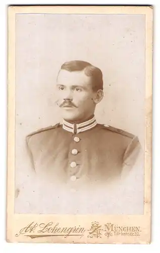 Fotografie At. Lohengrin, München, Türkenstr. 20, Portrait bayrischer Soldat in Garde Unifrom