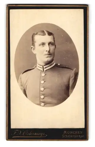 Fotografie F. X. Ostermayr, München, Schillerstr. 4, Portrait bayrischer Gardist in Uniform mit Kragenspiegel