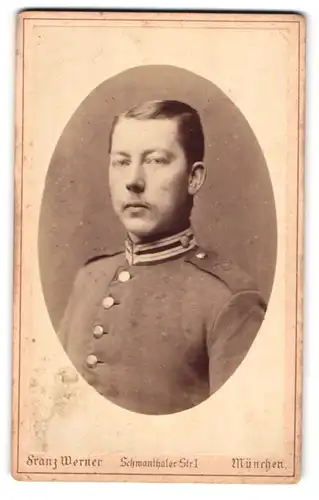 Fotografie Franz WErner, München, Schwanthaler Str. 1, Portrait bayrischer Soldat in Garde Uniform mit Kragenspiegel