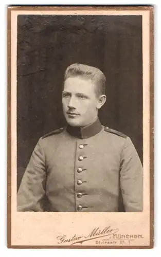 Fotografie Gustav Müller, München, Elvirastr. 21, Portrait bayrischer Soldat in Uniform mit Schulterklappen
