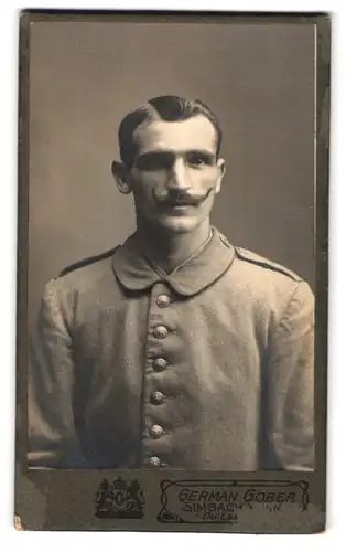 Fotografie German Gober, Simbach, Portrait bayrischer Soldat in Feldgrau Uniform, Kaiser Wilhelm Bart