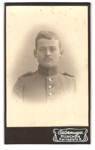 Fotografie Ostermayr, München, Karlsplatz 6, Portrait bayrischer Soldat in Uniform mit Schulterklappen