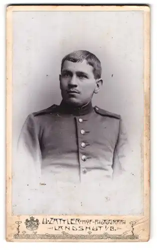 Fotografie U. Zattler, Landshut i. B., zwischen den Brücken 684, Portrait bayrischer Soldat in Uniform