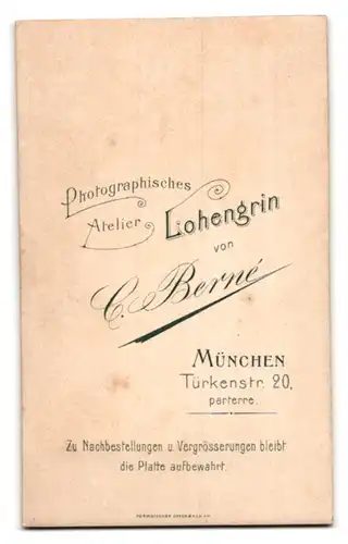 Fotografie At. Lohengrin, München, Türkenstr. 20, Portrait bayrischer Soldat in Uniform mit Schulterklappen