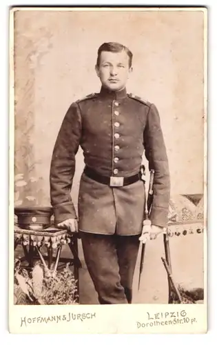 Fotografie Hoffmann & Jurisch, Leipzig, Dorotheenstr. 10., sächsischer Soldat in Uniform mit Bajonett und Portepee