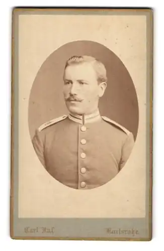 Fotografie Carl Ruf, Karlsruhe, Amalienstr. 26, Portrait Garde Soldat in Uniform mit Kragenspiegel
