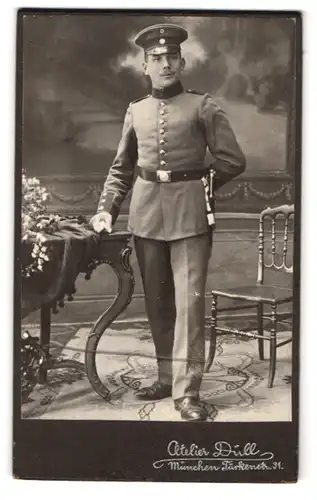 Fotografie Atelier Düll, München, Türkenstr. 31, Portrait Soldat in Uniform mit Bajonett und Portepee im Atelier