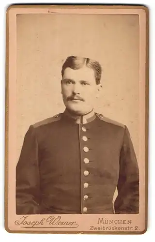 Fotografie Joseph Werner, München, Zweibrückenstr. 9, Portrait bayrischer Ufz. in Uniform mit Kragenspiegel