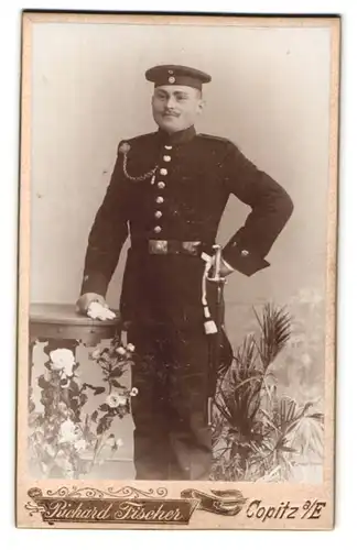 Fotografie Richard Fischer, Copitz a. E., Portrait sächsischer Soldat in Uniform mit Bajonett und Portepee, Krätzchen