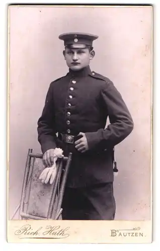 Fotografie Rich. Huth, Bautzen, Gickelberg & Schülergasse, Portrait sächsischer Soldat in Uniform mit Feldmütze