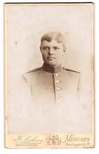 Fotografie F. Seiling, München, Prielmayerstr. 18, Portrait bayrischer Soldat in Uniform