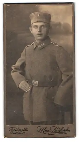 Fotografie Max Seifert, Freiberg, Post Str. 11, Portrait sächsischer Soldat in Feldgrau Uniform mit Krätzchen