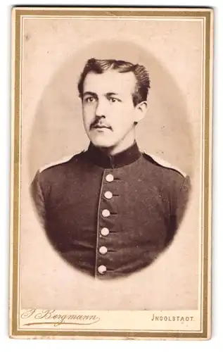 Fotografie F. Bergmann, Ingolstadt, Theresienstr. 329, Portrait Soldat in Uniform mit Schulterklappen