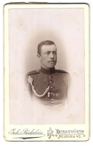 Fotografie Joh. Röckelein, Donauwörth, an der Promenade, Portrait Soldat in Uniform Reg. 15 mit Schützenschnur