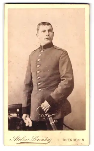 Fotografie Atelier Sonntag, Dresden, Alaunstr. 14, Portrait sächsischer Soldat in Uniform Reg. 12 mit Säbel