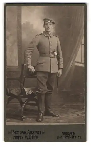 Fotografie Hans Möller, München, Augustenstr. 75, Portrait bayrischer Soldat in Uniform mit Bajonett und Krätzchen