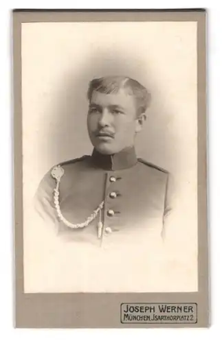 Fotografie Joseph Werner, München, Isarthorplatz 2, Portrait bayrischer Soldat in Uniform mit Schützenschnur