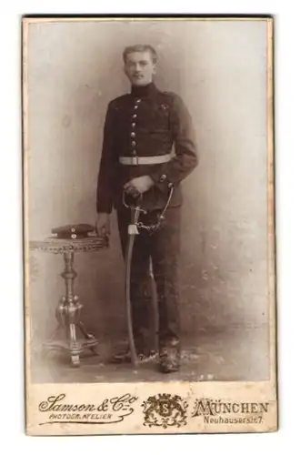 Fotografie Samson & Co., München, Neuhauserstr. 7, Portrait bayrischer Soldat in Uniform mit Säbel und Krätzchen
