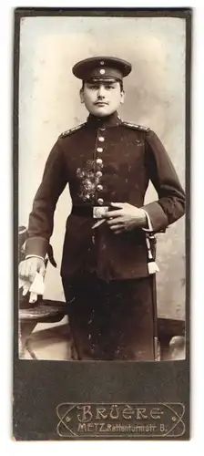 Fotografie Brüere, Metz, Rattenturmstr. 8, Portrait Soldat in Uniform Reg. 12 mit Bajonett und Portepee