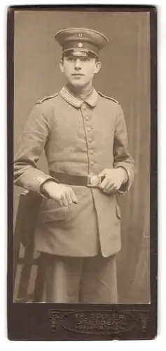 Fotografie Th. Eppler, Dresden, Hauptstr. 24, Portrait sächsischer Soldat in Garde Uniform mit Feldmütze