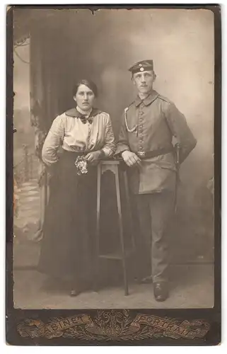 Fotografie Max Rutschmann, Rotthalmünster, Portrait bayrischer Soldat in Uniform Reg. 17 mit Bajonett und Schützenschnur
