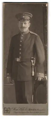 Fotografie Max Höfele, München, Dachauerstr. 25, Portrait bayrischer Soldat in Uniform Reg. 1 mit Bajonett und Portepee