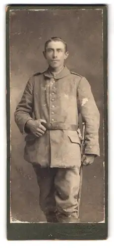 Fotografie Fotograf unbekannt, Pfarrkirchen, Portrait bayrischer Soldat in Feldgrau Uniform mit Bajonett