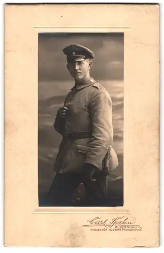 Fotografie Carl Spahn, Olbernhau i/Sa., Portrait Soldat in Feldgrau, Schulterstück Nr. 26
