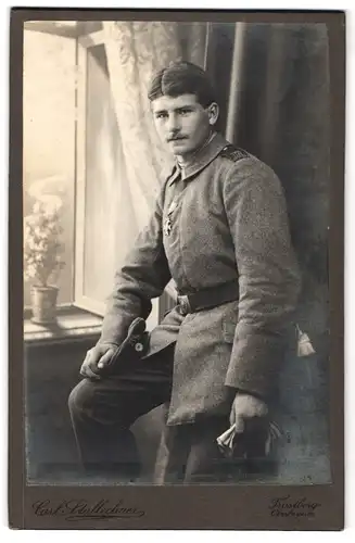 Fotografie Carl Stallechner, Trostberg /Obb., Portrait Unteroffzier mit Orden an der Uniform