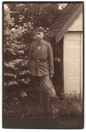 Fotografie Carl Stallechner, Trostberg, Portrait Soldat in Feldgrau, Schulterstück Nr. 1, Träger Eiserne Kreuz II.