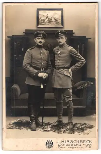 Fotografie J. Hirschbeck, Landsberg a/Lech, Brudergasse 216, Portrait Soldat, Schulterstück Nr. 8, mit Kameraden