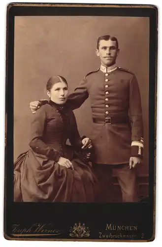 Fotografie Joseph Werner, München, Zweibrückenstr. 2, Portrait Gardesoldat mit Ehefrau