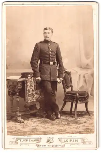 Fotografie Atelier Zwarg, Leipzig, Rosenthalgasse 5, Portrait eines Soldaten, Bajonett mit Portepee