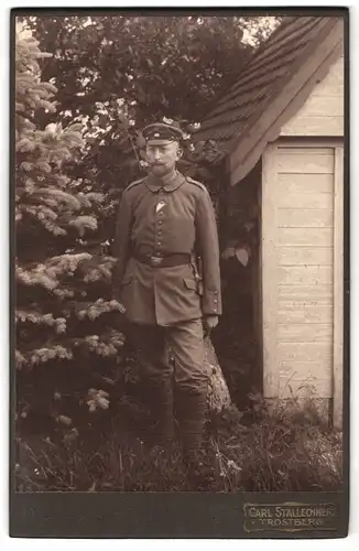 Fotografie Carl Stallechner, Trostberg, Portrait Soldat in Felduniform, Schulterstück Nr. 1, Träger Eiserne Kreuz II.