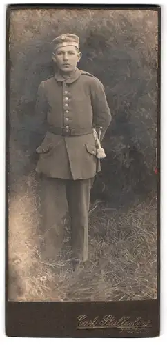 Fotografie Carl Stallechner, Trostberg, Portrait Soldat in Feldgrau, Bajonett mit Portepee