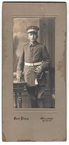 Fotografie Carl Dohn, München, Loristr. 30, Portrait Soldat in Feldgrau hält Degen mit Portepee