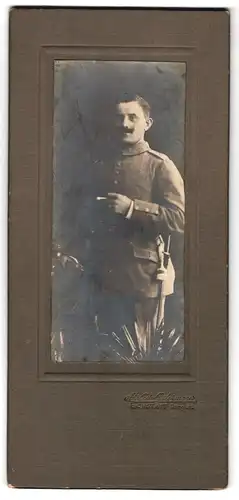 Fotografie Atelier Ostermayr, Eichstätt, Domplatz, Portrait Soldat der Infanterie mit Zigarette
