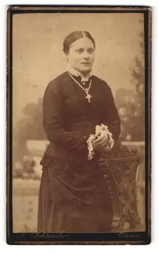 Fotografie P. Schneider, Essen, Kettwigerstrsase 38, Portrait bürgerliche Dame mit Kreuzkette an Stuhl gelehnt