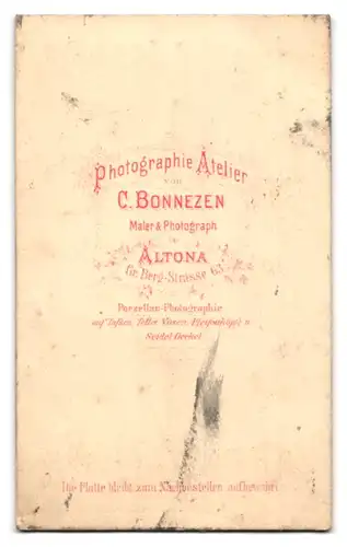 Fotografie C. Bonnezen, Hamburg-Altona, Portrait charmanter Herr im Anzug mit Fliege