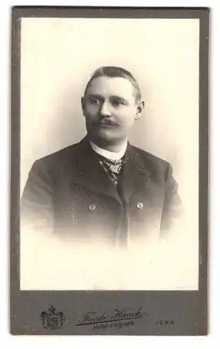Fotografie Friedrich Haack, Jena, Portrait modisch gekleideter Herr mit Schnurrbart