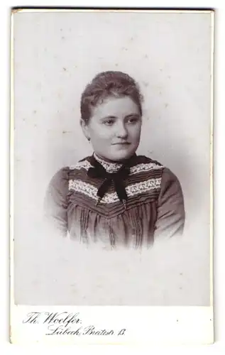 Fotografie Th. Woelfer, Lübeck, Breitestrasse 13, Portrait junge Dame mit zurückgebundenem Haar