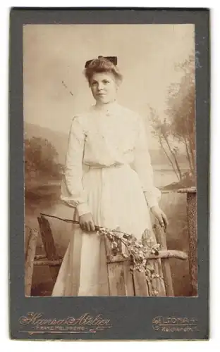 Fotografie Franz Heldberg, Hamburg-Altona, Reichenstrasse 1, Portrait bürgerliche Dame mit Blume an Zaun gelehnt