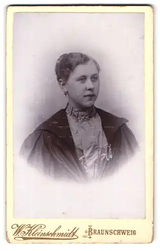 Fotografie W. Kleinschmidt, Braunschweig, Bohlweg 8 & Alte Wiekring 29, Portrait junge Dame mit hochgestecktem Haar