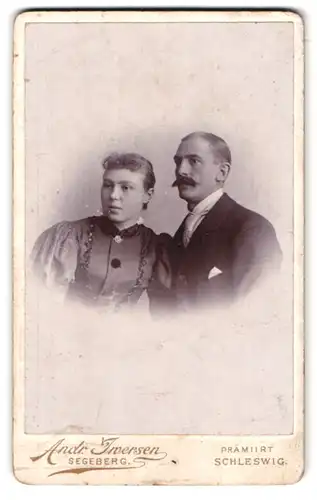 Fotografie Andr. Iwersen, Segeberg, Portrait bürgerliches Paar in hübscher Kleidung