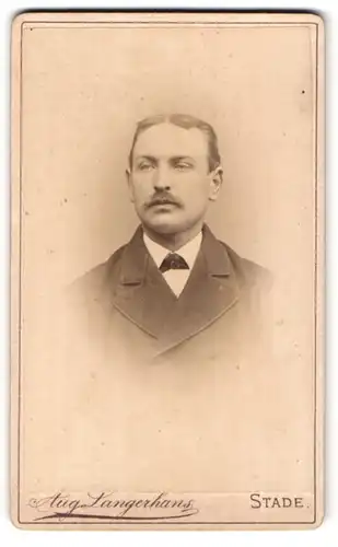 Fotografie Aug. Langerhans, Stade, Gr. Schmiedestr. 192, Portrait bürgerlicher Herr mit Fliege und Schnurrbart