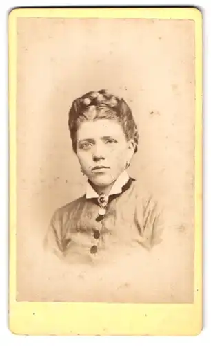 Fotografie Carl Rose, Lübeck, Königstrasse 879, Portrait junge Dame mit Kragenbrosche